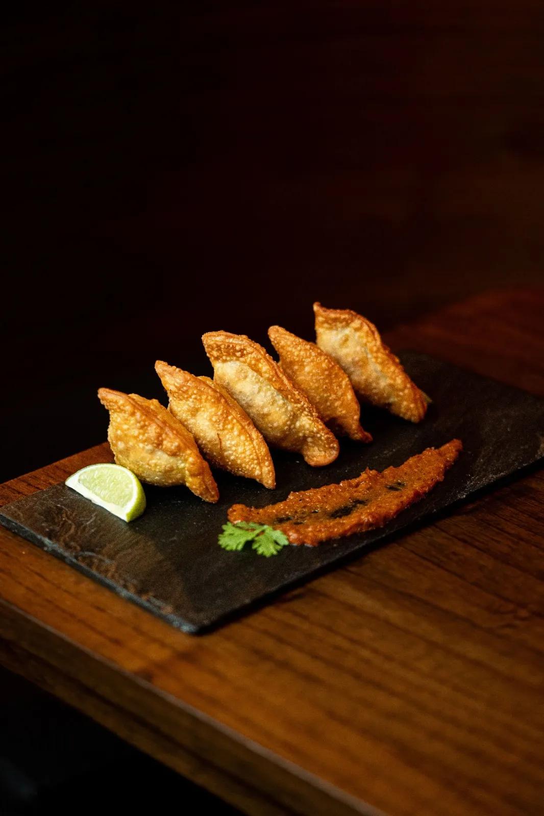 Popular item de Brukbar: SAMOSAS