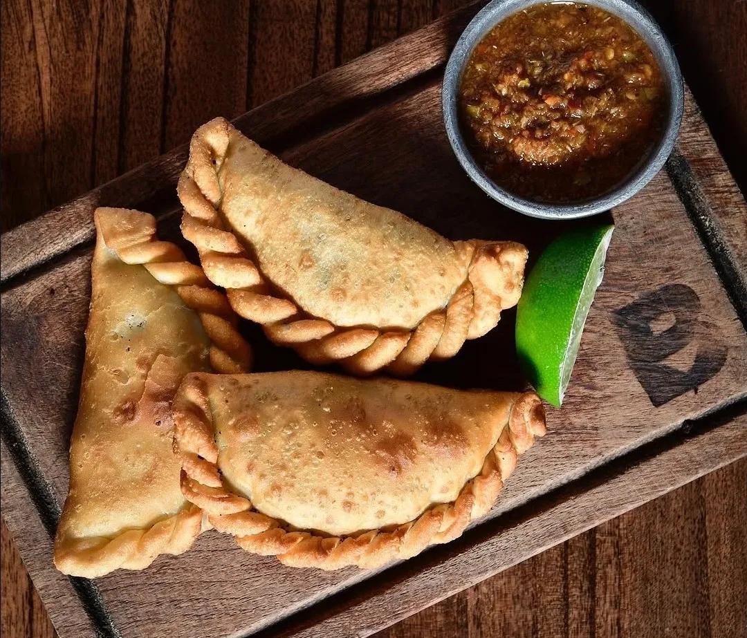 Popular item de Brukbar: TRES EMPANADAS